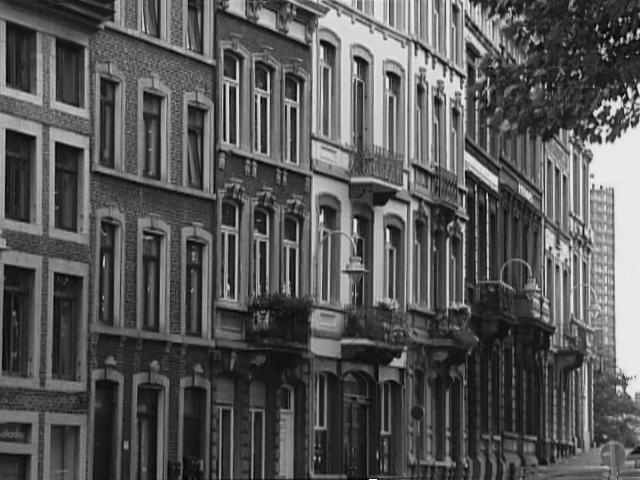 [Black and white picture of
row of houses in Liège]